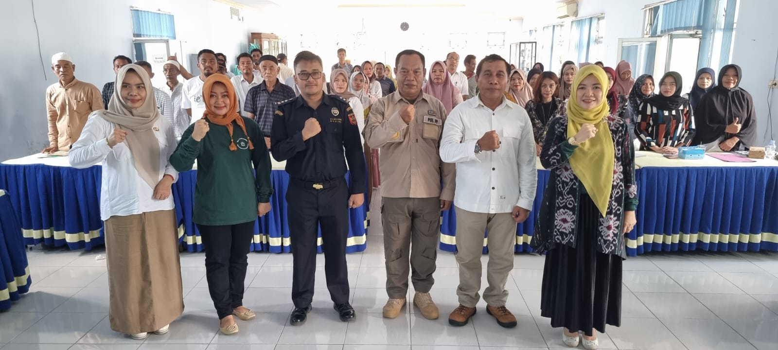 Jajaran Biro Perekonomian Setda NTB berfoto bersama jajaran Pemkab Dompu dalam Sosialisasi Bidang DBH-CHT di aula Gedung PKK, Pendopo Bupati Dompu, Rabu (15/11).