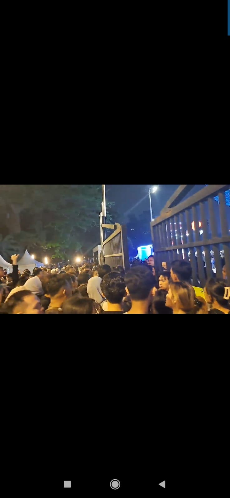 BEREBUT MASUK : Sejumlah penonton konser Coldplay yang disinyalir tidak memiliki tiket berusaha memaksa masuk melalui salah satu gate, Rabu (15/11) malam. (Tangkapan layar Twitter @ilhamsat
