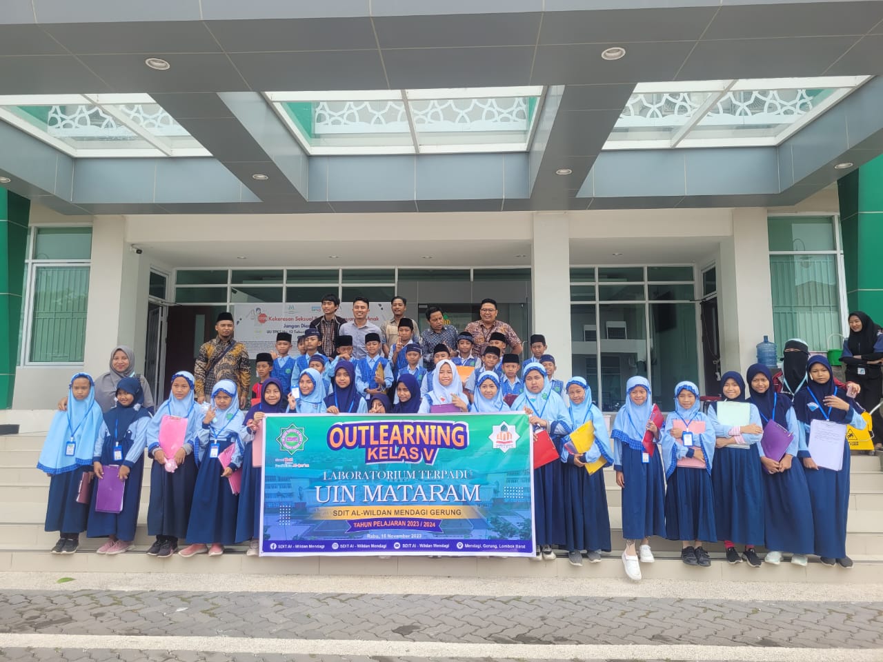 OUTING CLASS: Para murid SDIT Al-Wildan Mendagi Gerung usai belajar di Laboratorium Terpadu UIN Mataram, beberapa waktu lalu.