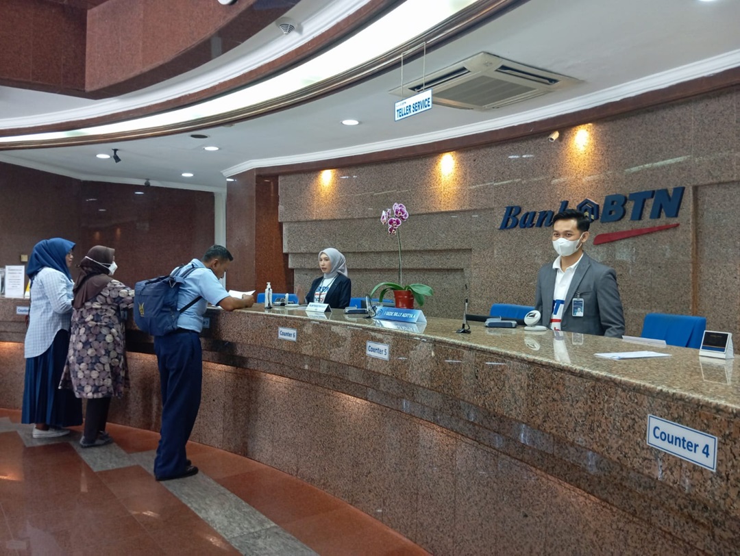 TRANSAKSI: Sejumlah nasabah tengah melakukan transaksi di Bank BTN Mataram, beberapa waktu lalu. (FERIAL/LOMBOK POST) 