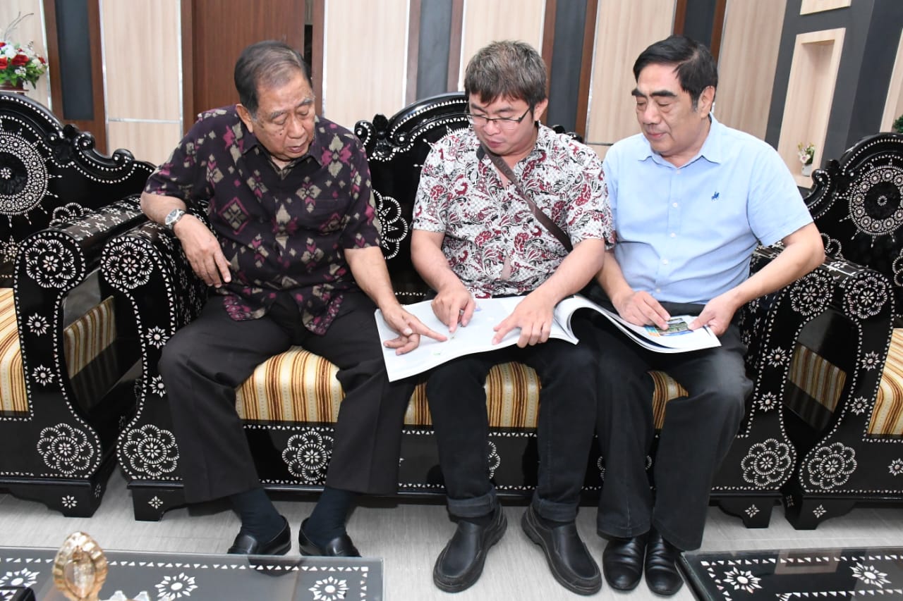 DISKUSI INTERNAL: Bupati Lombok Utara H Djohan Sjamsu  (kiri) saat dipaparkan terkait kereta gantung  di ruang kerjanya, (15/11).(Prokopim For Lombok Post)