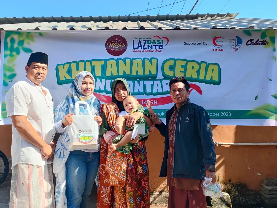 Owner Roti Mokoh Yetty Muryani bersama suami Budi Prestiawan saat menyerahkan bingkisan kepada peserta khitanan ceria.