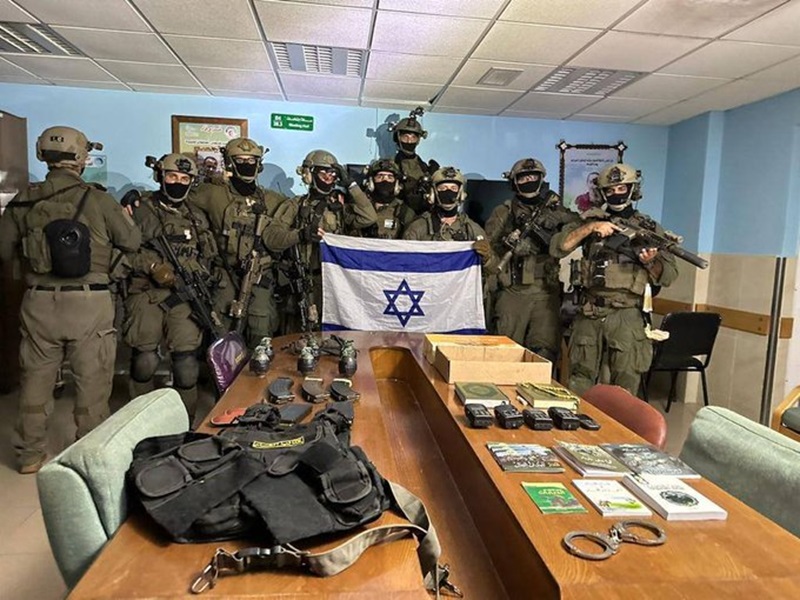 TUAI KECAMAN: Foto segerombolan tentara Israel yang berada di salah satu ruangan Al Syifa di Gaza City. (Tangkapan layar Twitter @RJLetsgo)