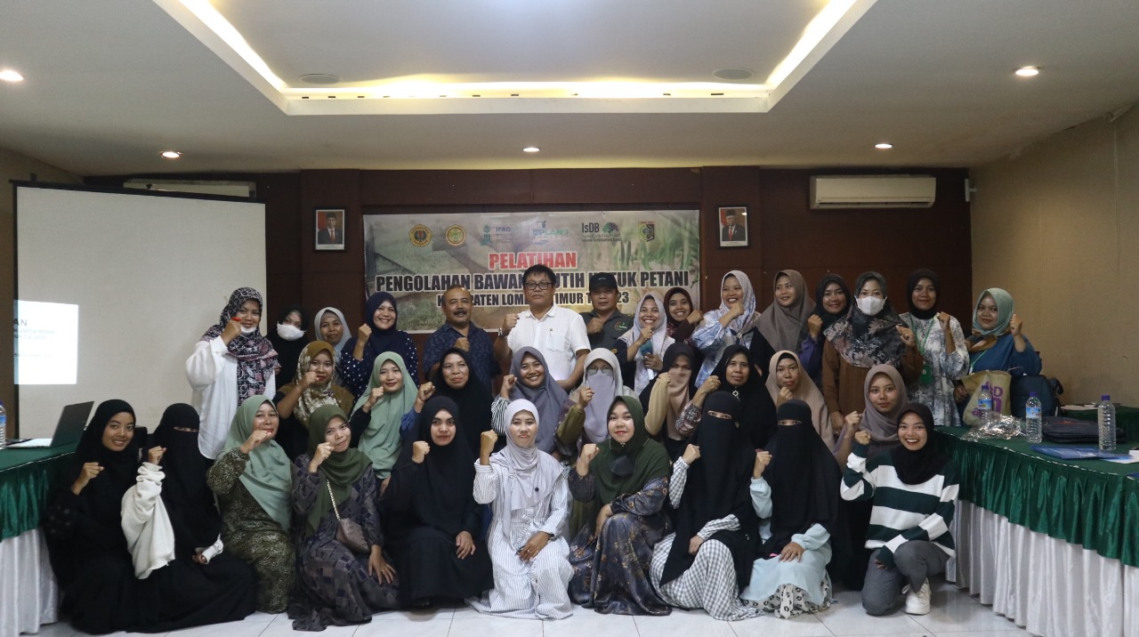 JALIN KERJA SAMA: Kepala LPPM Unram Prof Sukartono (baju putih) pada kegiatan expert meeting evaluasi program Jarapasaka di Unram, Kamis (2/11) lalu. (Dok. Unram)