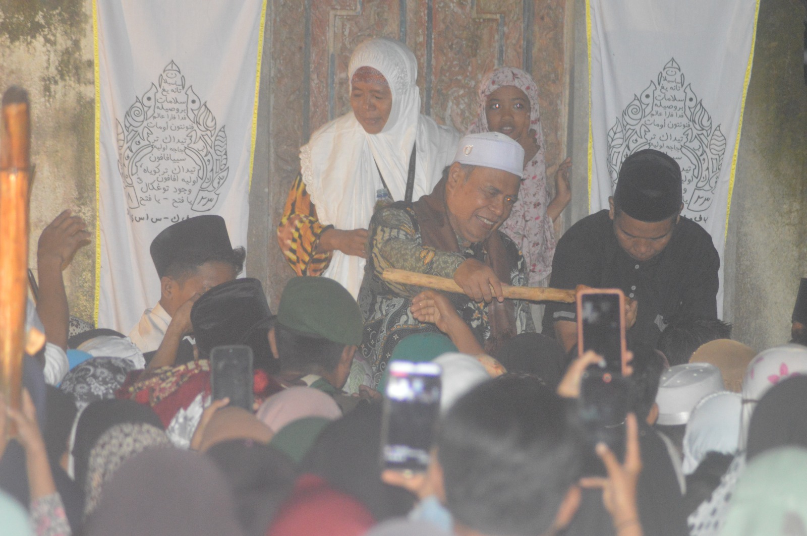 PAKAI GAYUNG: Seorang tokoh menyiramkan kepala anak-anak pada pelaksanaan Ritual Bepupek di Desa Sesela.(Ahmad Ijtihad for LOMBOK POST)