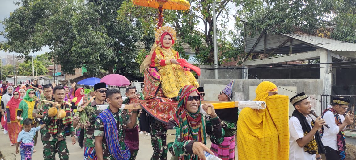 PAWAI: Masyarakat KSB yang berasal dari Suku Mbojo menampilkan budaya Kalondo Bunti pada pawai budaya penutupan festival Taliwang 2023, Jumat (17/11). (FARUK/LOMBOK POST)