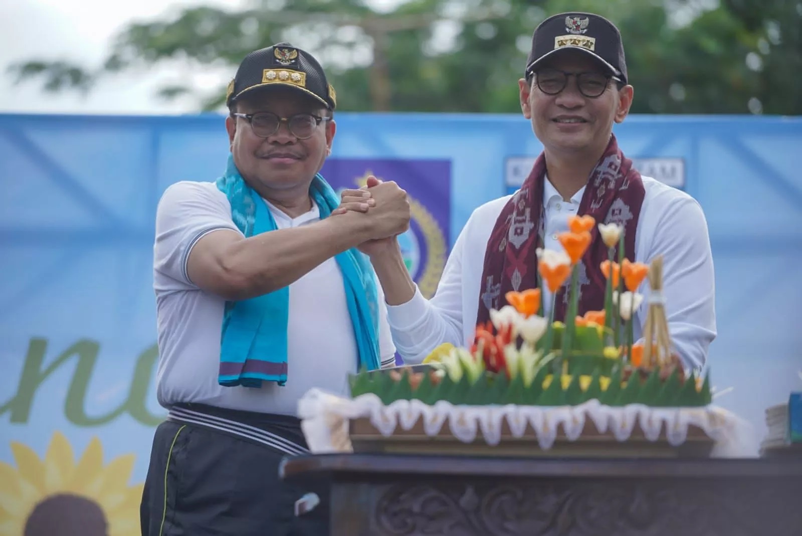Penjabat Gubernur NTB HL Gita Ariadi bersama Wali Kota Mataram H Mohan Roliskana saat kegiatan Jumat Salam di RTH Pagutan Timur, Kota Mataram, kemarin (17/11).