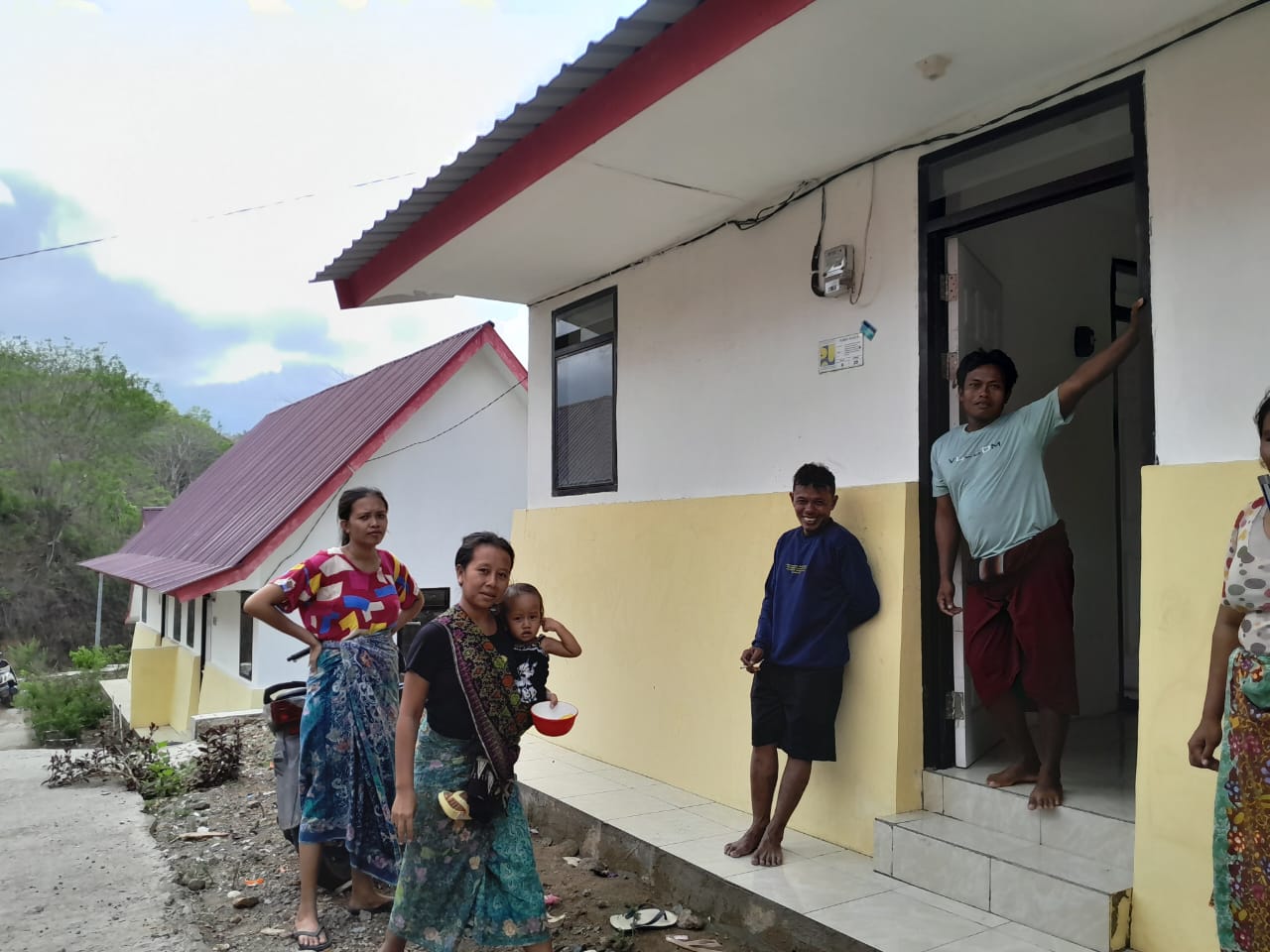 Sejumlah warga telah menempati hunian tetap di Dusun Ngolang, Desa Kuta, Kecamatan Pujut, Loteng, Jumat (17/11).