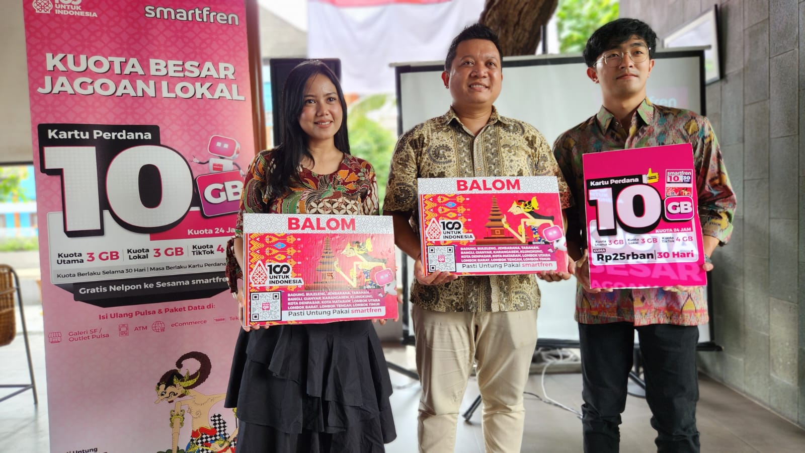 BANYAK KEUNGGULAN: Area Sales Manager Cluster 16 (Bali & Lombok) Smartfren Putu Rudi Virgo Ditamartha (tengah) memperkenalkan kartu perdana 10 GB.(SMARTFREN FOR LOMBOK POST)