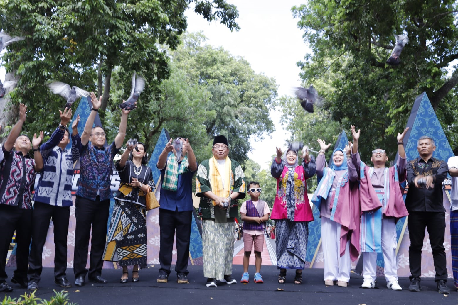 Pj Gubernur NTB HL Gita Ariadi dan Pj Ketua Dekranasda NTB Hj Lale Prayatni saat membuka Kenari Fashion Street 2023 di depan kantor gubernur NTB, Sabtu (18/11).