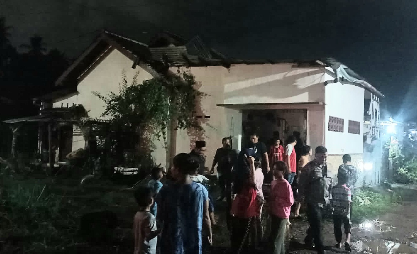 Rumah warga di Desa Sesela, Kecamatan Gunungsari, terbakar.