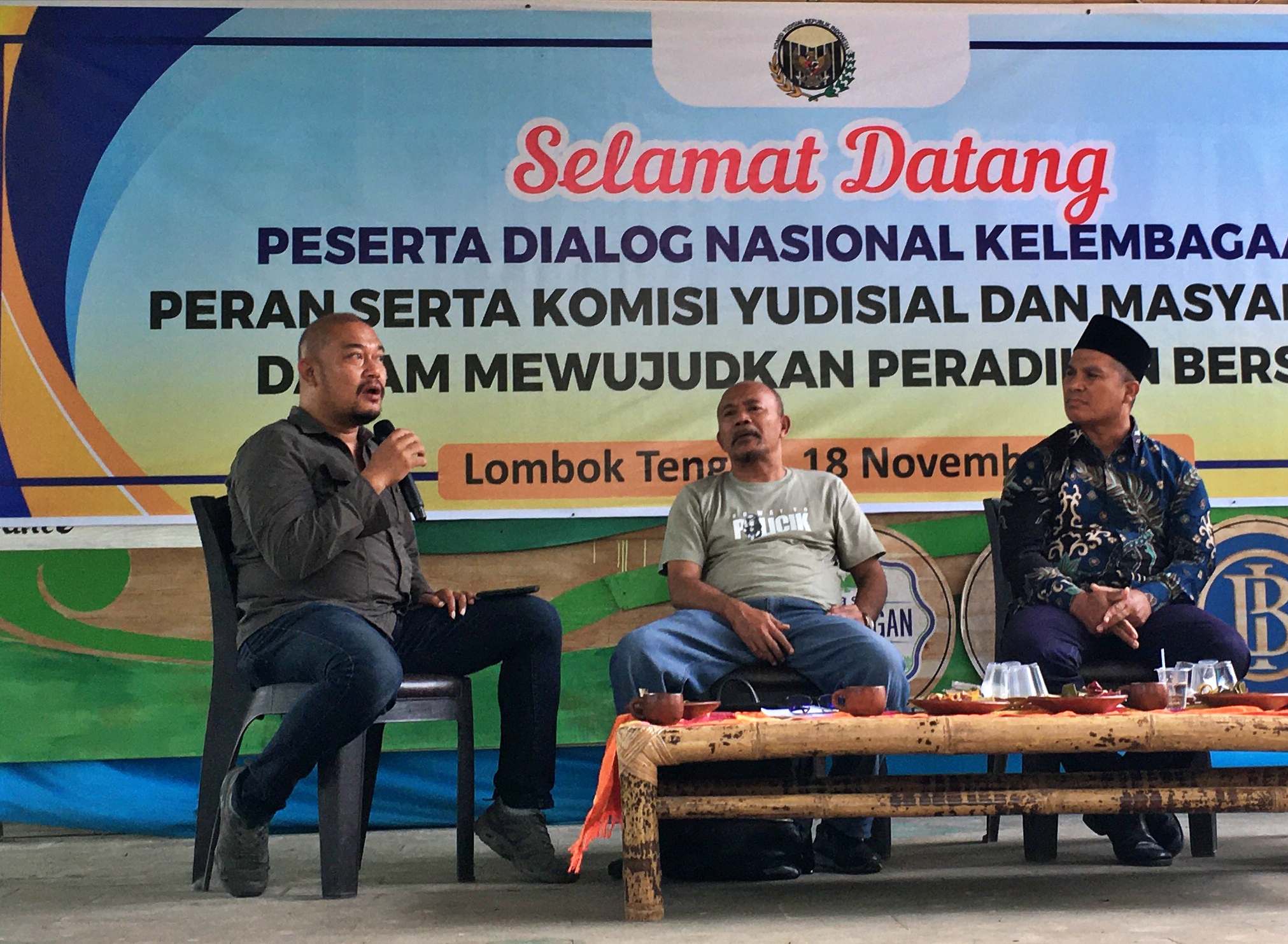 DIALOG: Koordinator Penghubung Komisi Yudisial NTB Ridho Ardian Pratama (kiri) mensosialisasikan KY dalam kegiatan Dialog Nasional Kelembagaan di Lombok Tengah, pekan lalu.