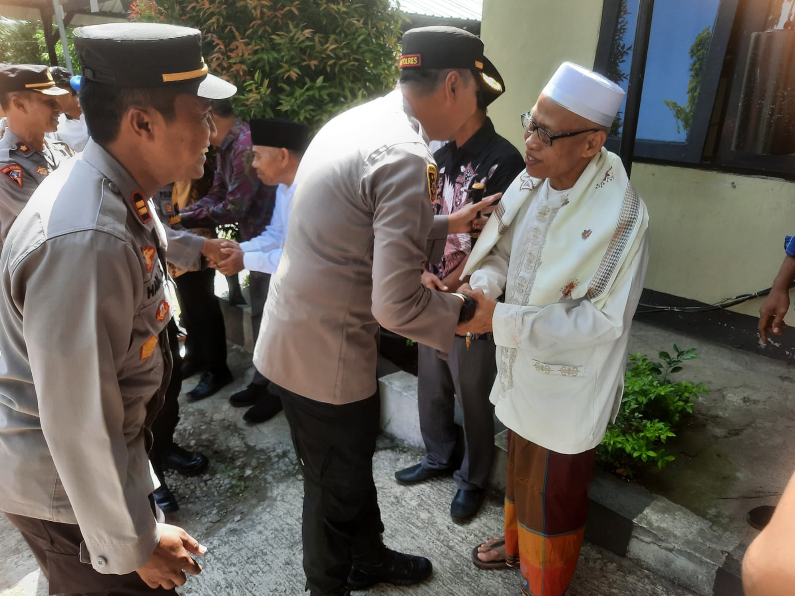 TEMU MASYARAKAT: Kapolres Lombok Utara AKBP Didik Putra  Kuncoro (tengah) saat berbincang dengan salah satu tokoh masyarakat. (HUMAS POLRES LOTARA FOR LOMBOK POST)