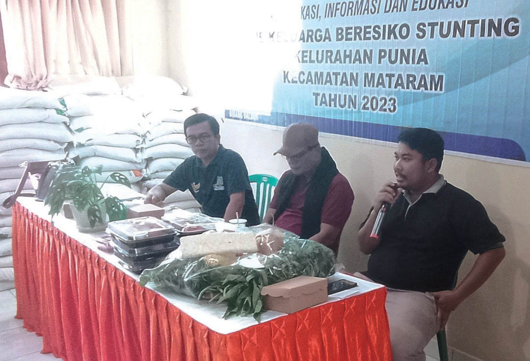 Lurah Punia Lalu Suyudiningrat (kanan) bersama Sekretaris Dinas Koperasi UKM NTB Muhammad Fauzan (kiri) berdiskusi bersama masyarakat dalam program Jumat Salam.