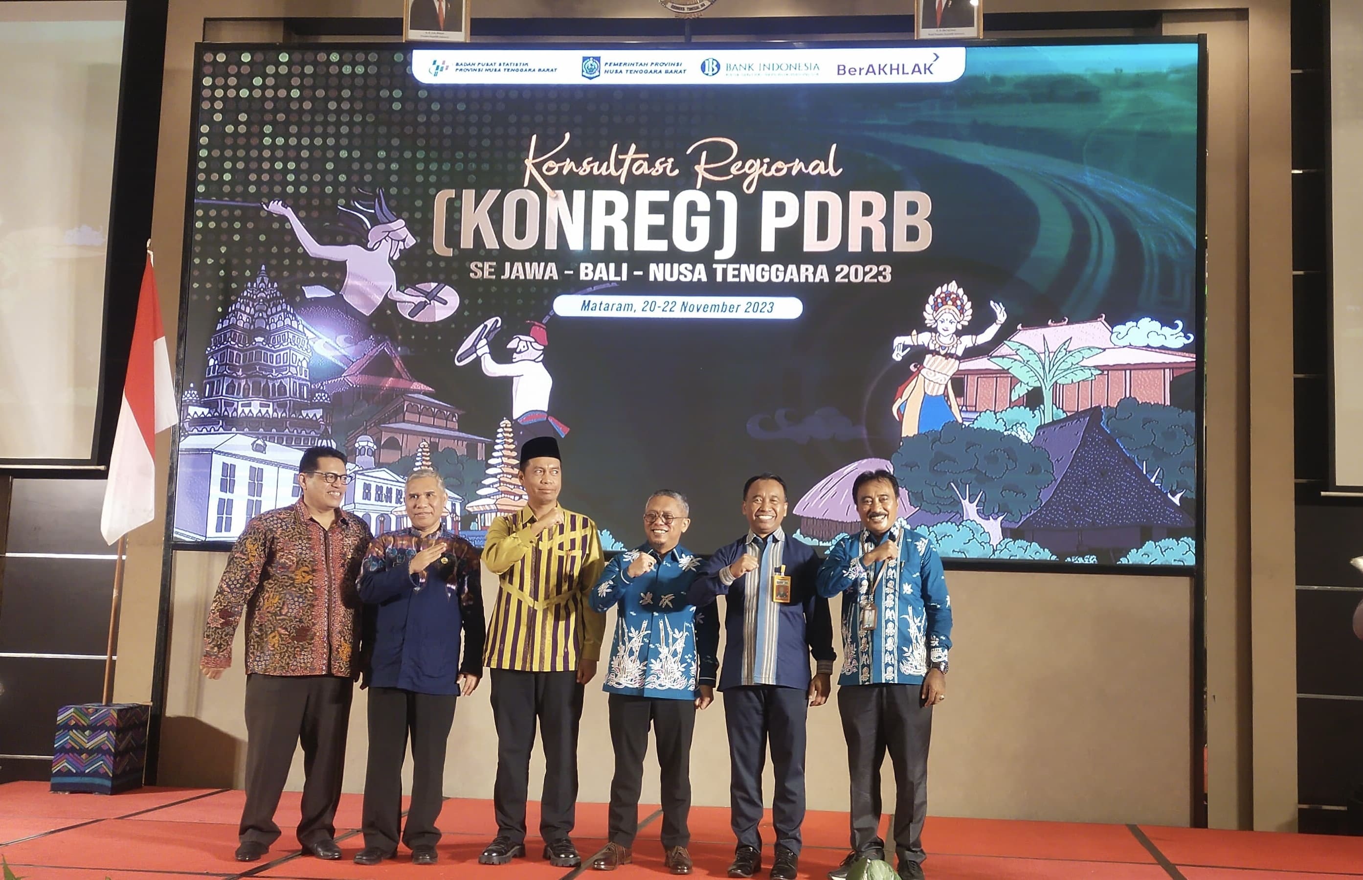 Asisten Administrasi Umum Setda NTB H Wirawan Ahmad bersama perwakilan Bappeda, Dinas Kominfotik, BPS, dan Bank Indonesia saat Konreg PDRB Sejawa-Bali-Nusatenggara di Mataram.