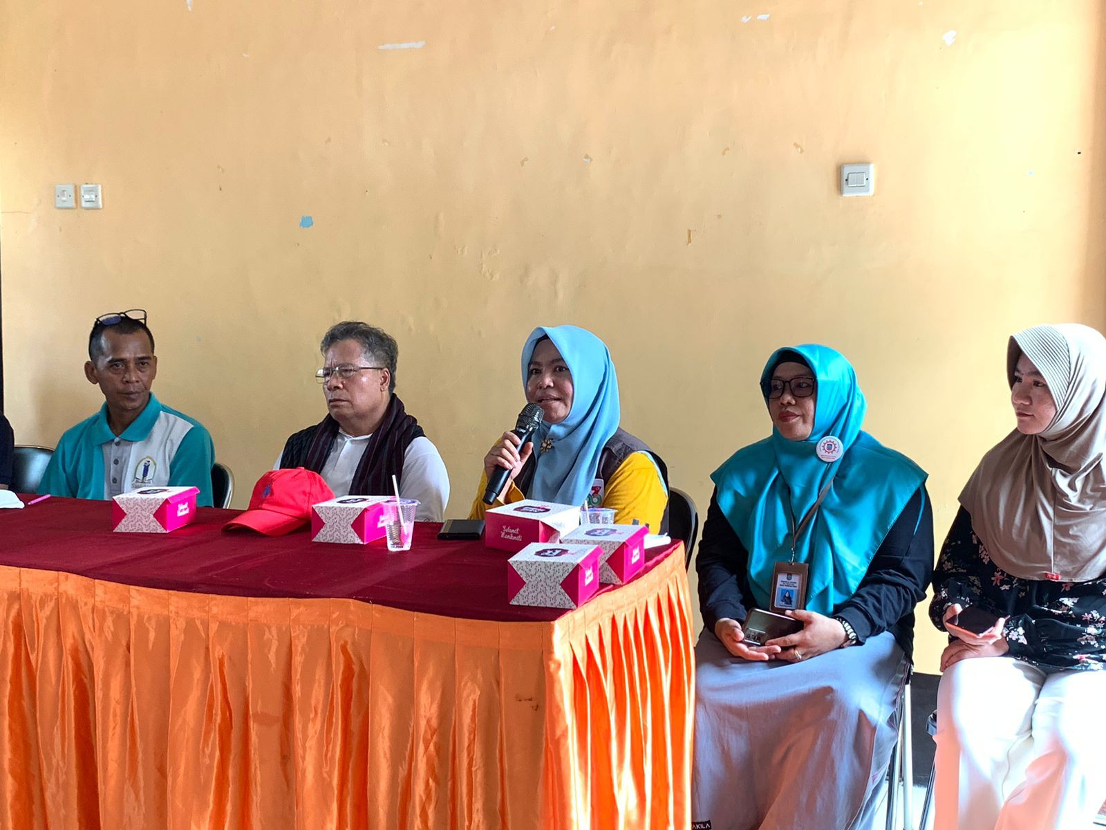 FASILITASI: Kepala Disperin NTB Nuryanti (tengah) menyerap permasalahan yang disampaikan pelaku IKM dan UMKM Babakan, Kota Mataram, pekan lalu.(DISPERIN NTB FOR LOMBOK POST)