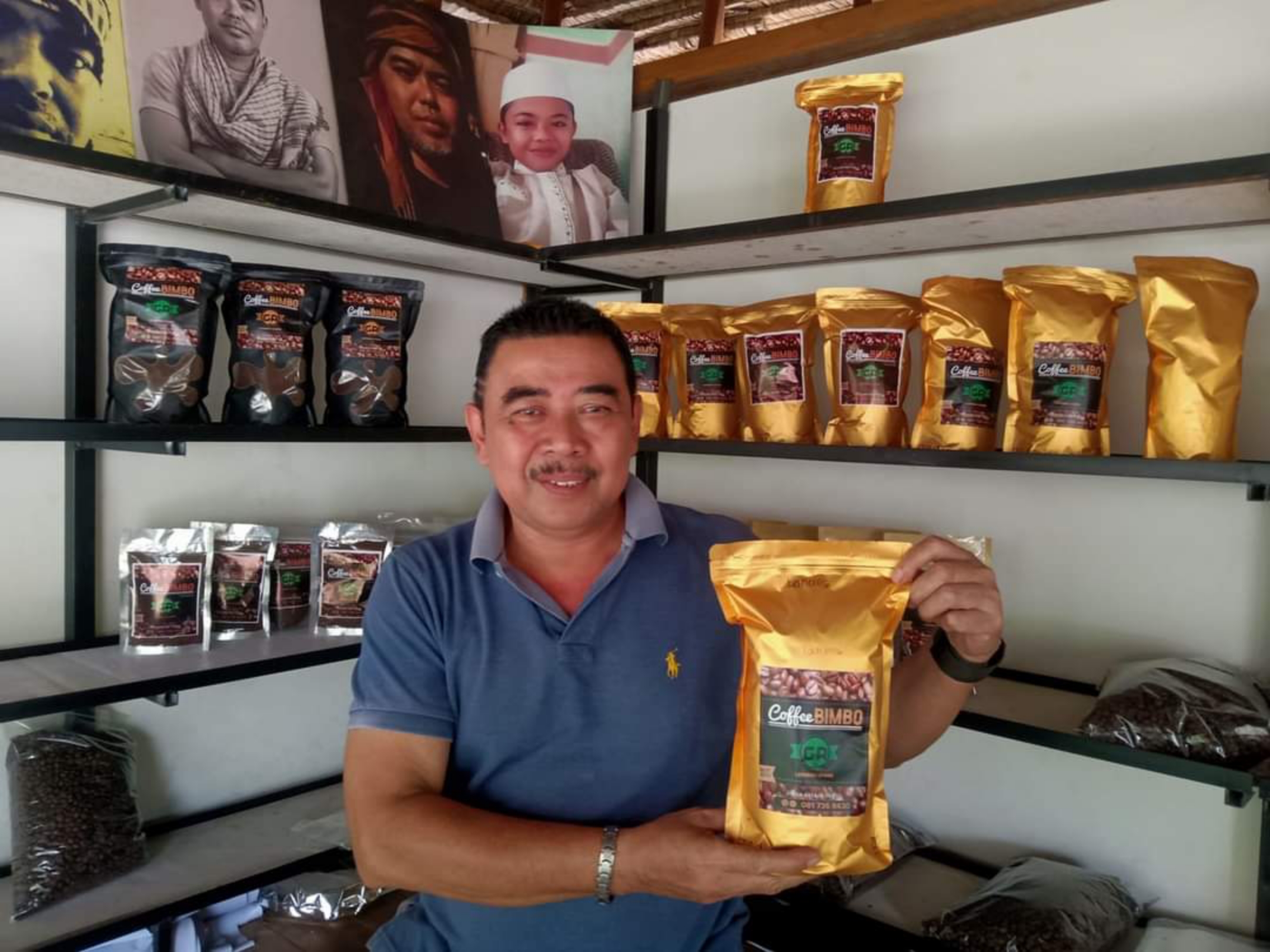 PRODUK KOPI: Salah satu konsumen menunjukkan produk Bimbo Coffee kemasan yang dibelinya, belum lama ini.(ASMUNI FOR LOMBOK POST)