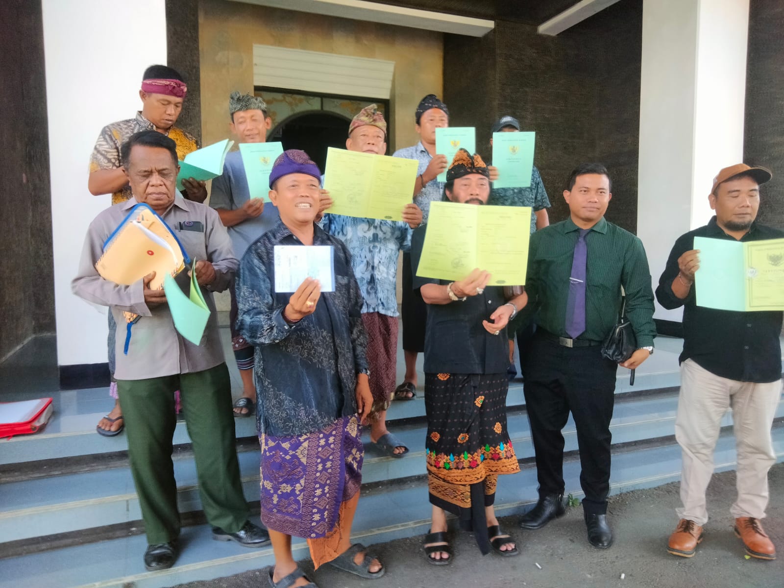 INGIN JADI PANITIA: Pihak Krama Pura Lingsar menunjukkan sertifikat lahan Pura Lingsar dan Sk kepengurusan mereka. (HABIBUL ADNAN/LOMBOK POST)