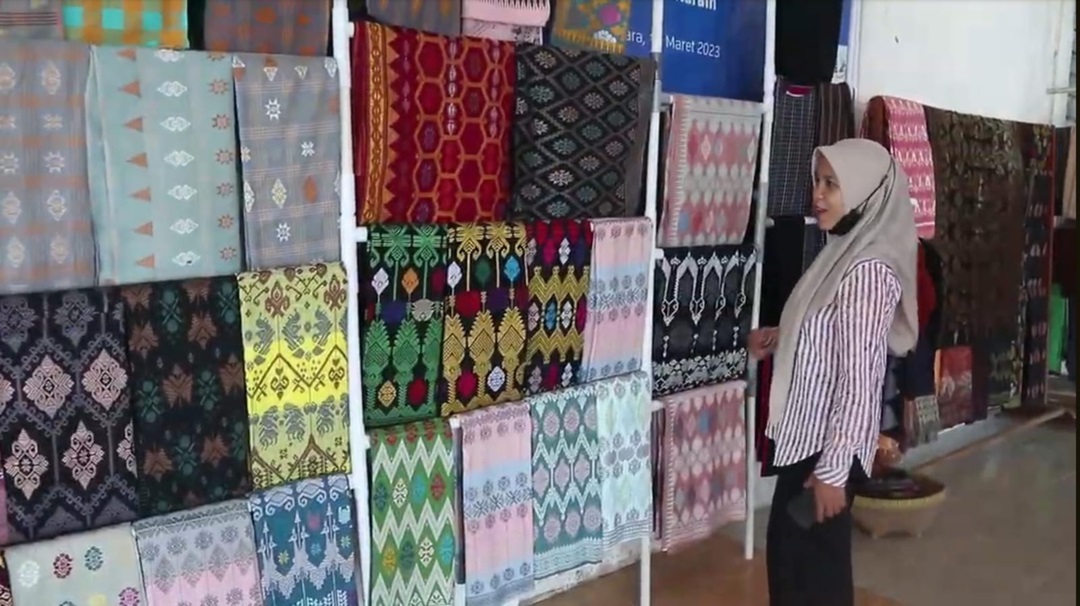 BANYAK MOTIF: Pengunjung melihat-lihat aneka jenis motif kain tenun khas Desa Sukarara, Kecamatan Jonggat, Lombok Tengah, belum lama ini. (IST/LOMBOK POST)
