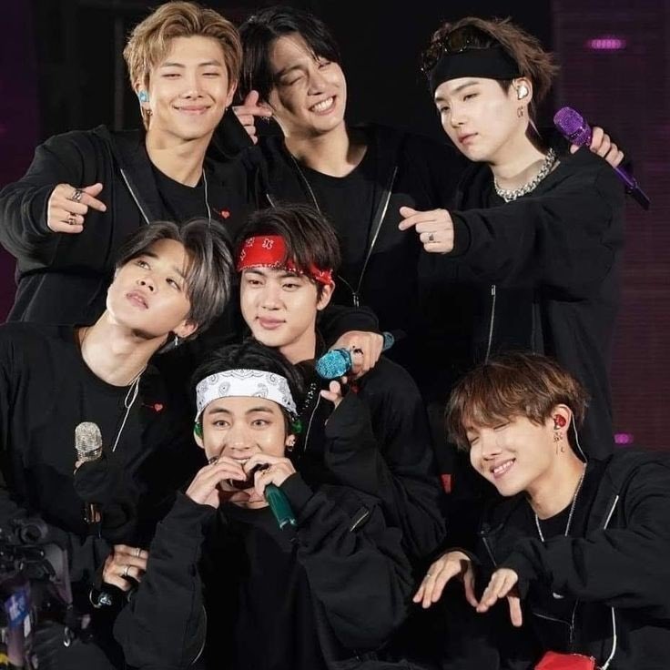 KENANGAN ARMY: Foto para member BTS usai menggelar tur musik di sejumlah negara, beberapa tahun lalu. (Tangkapan layar Twitter)