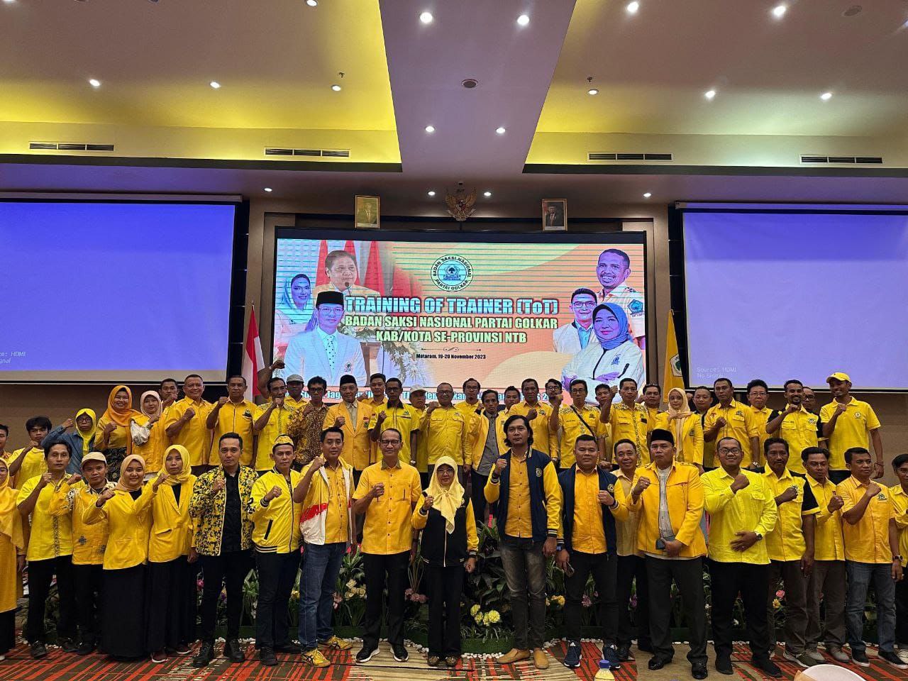 Ketua DPD Partai Golkar NTB H Mohan Roliskana, Ketua BSN DPD Partai Golkar NTB Hj Baiq Isvie Rupaeda, jajaran pengurus partai dan pelatih saksi berfoto bersama.