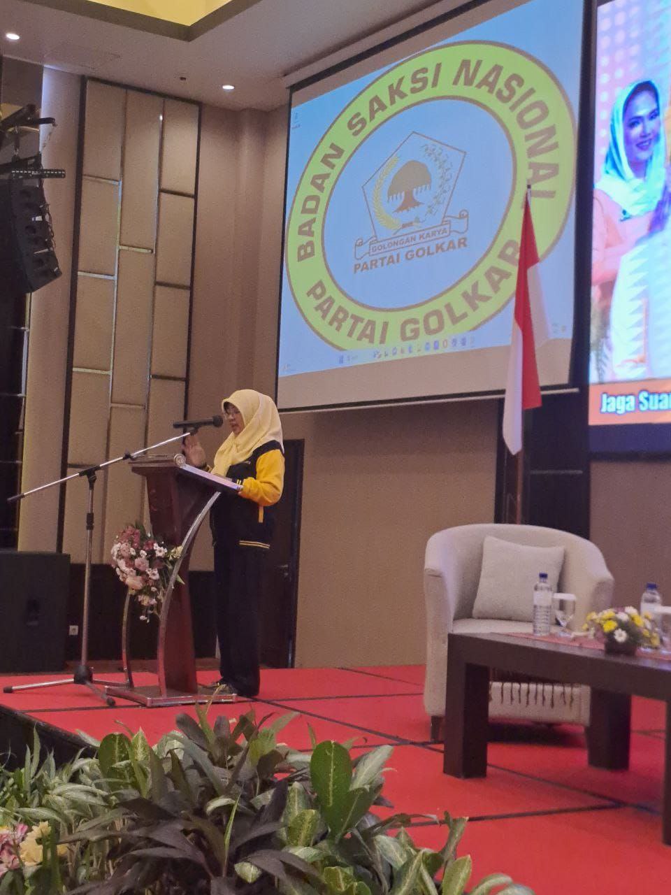Hj Baiq Isvie Rupaeda saat memberikan laporan.