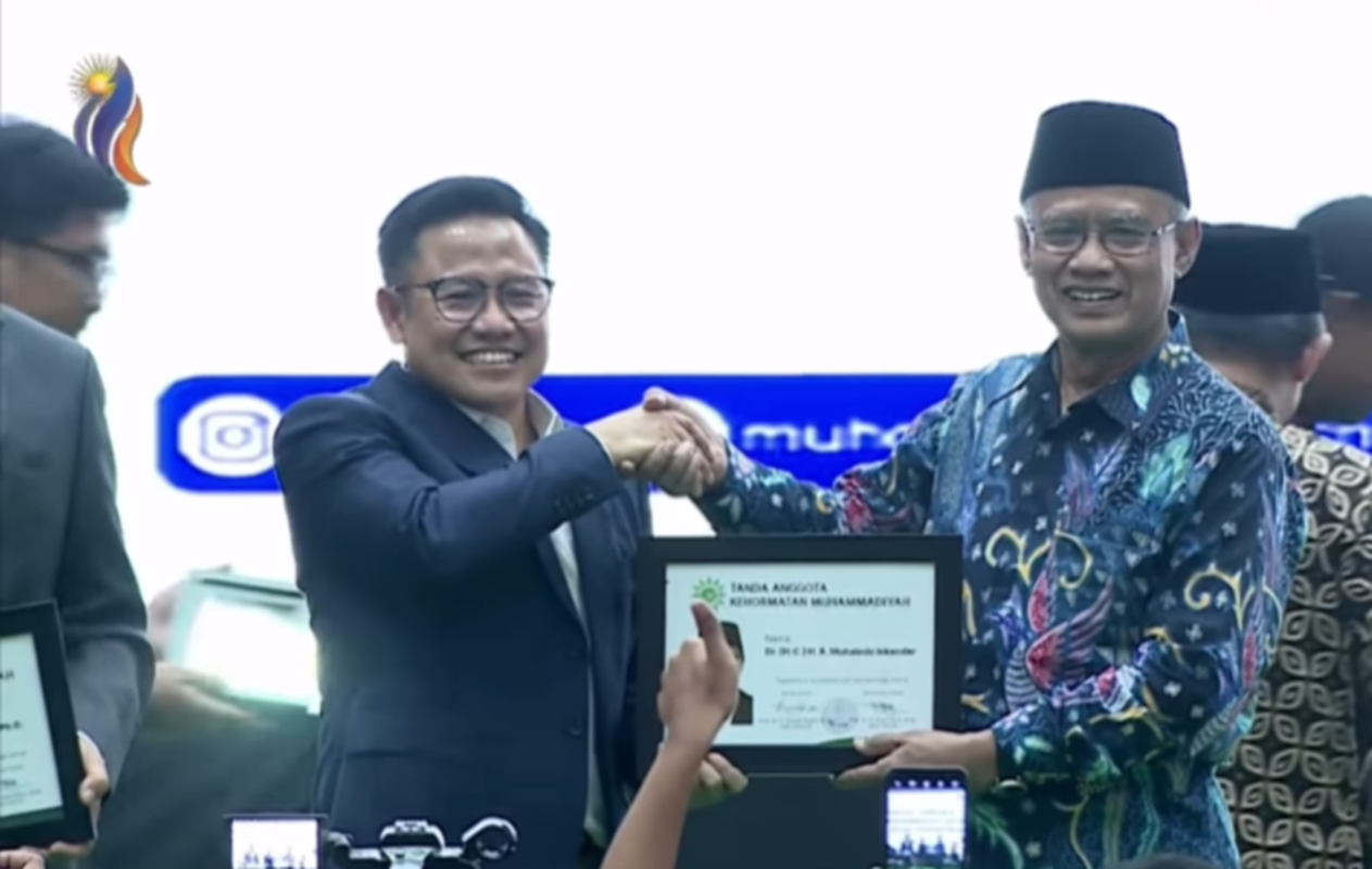 Muhaimin Iskandar menerima tanda anggota kehormatan Muhammadiyah. (tangkapan layar IG Muhaimin Iskandar)