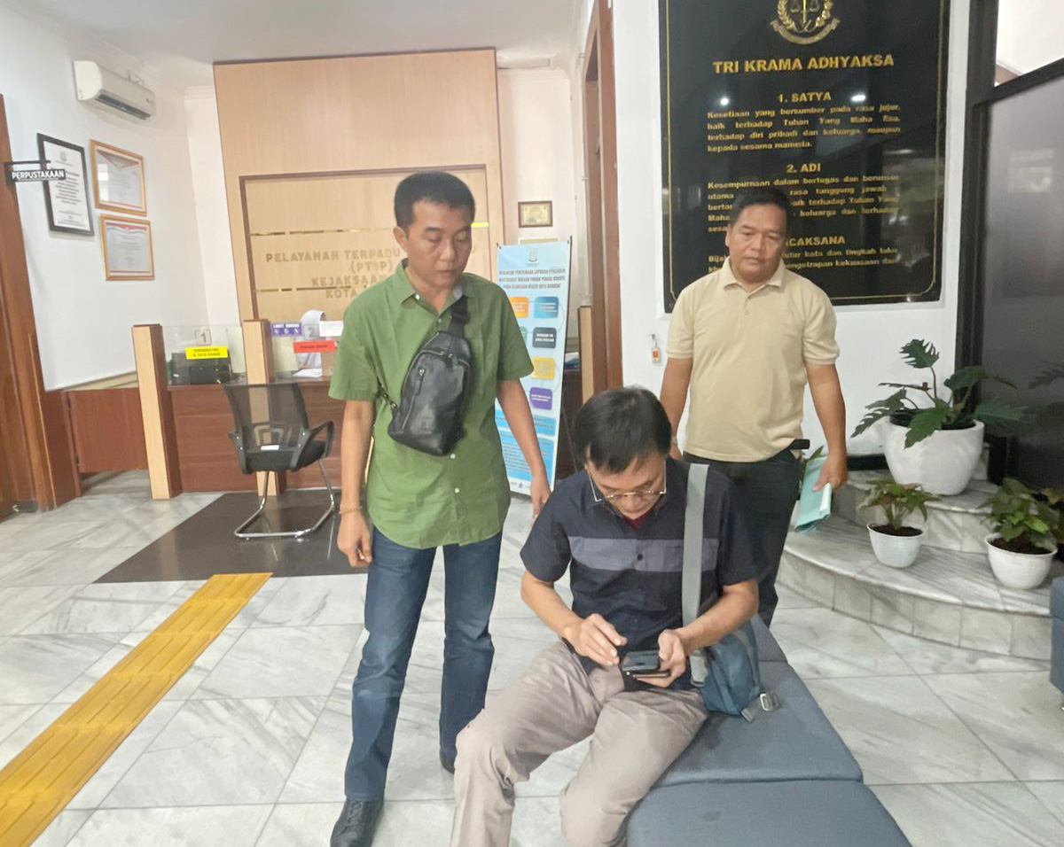 Taufik Ramadhi (duduk) diamankan tim Tabur di kantor Kejari Bandung.