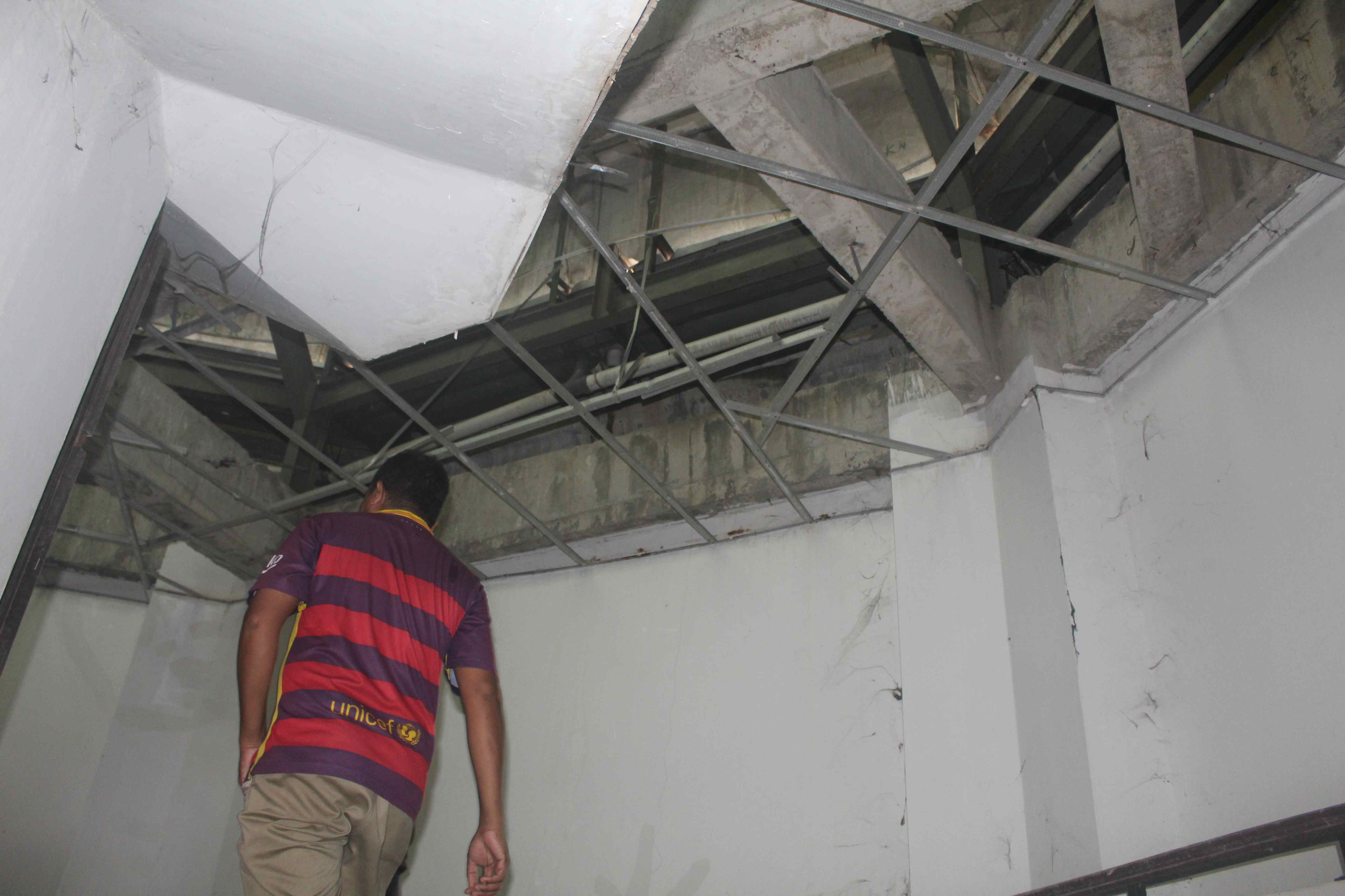 SEGERA DIPERBAIKI: Karena air hujan yang terus merembes, mengakibatkan plafon Masjid Hubbul Wathan Islamic Center mengalami kebocoran. (YUYUN/LOMBOK POST)