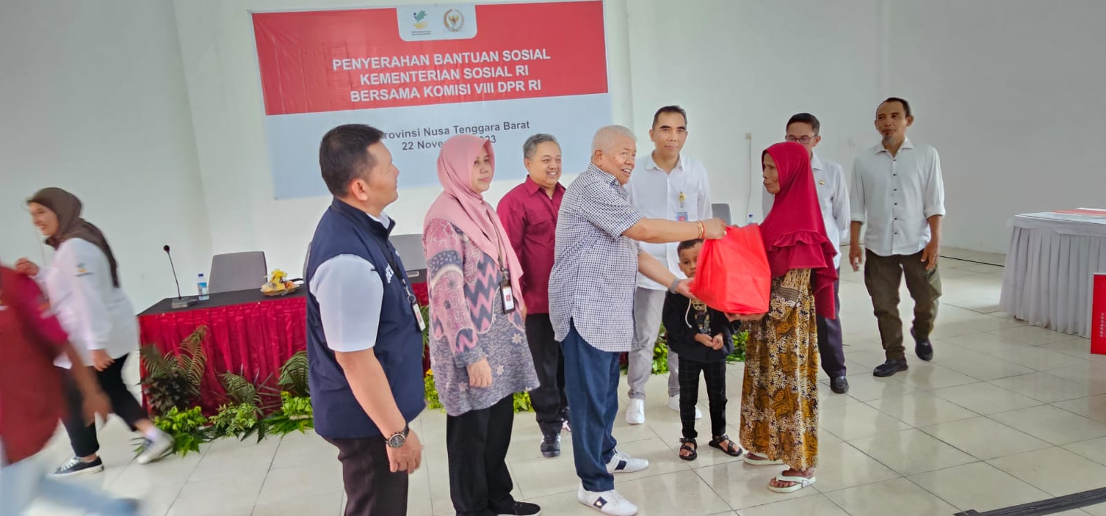 SEMOGA BERMANFAAT: Anggota Komisi VIII DPR RI dapil Lombok dari PDI Perjuangan Rachmat Hidayat saat menyalurkan bansos Kemensos kepada warga Lobar di Sentra Paramita Mataram, Rabu (22/11).