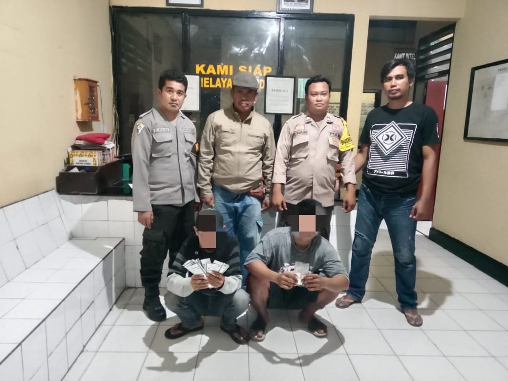 DIAMANKAN: Pelaku AD dan ND saat diamankan bersama barang bukti di Polsek Bolo, Selasa (21/11).(POLSEK BOLO FOR LOMBOK POST)