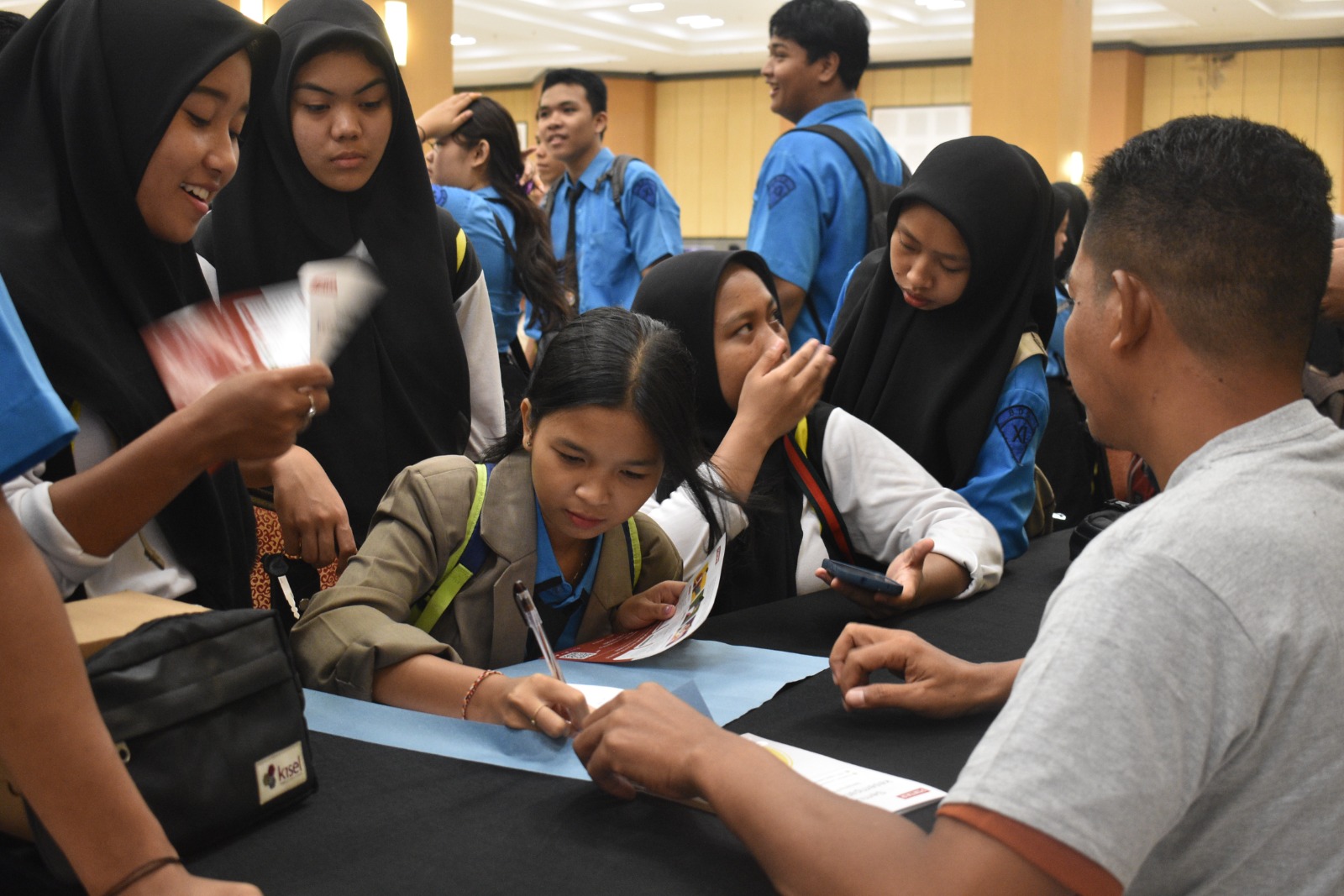 MELIHAT PELUANG: Sejumlah siswa membaca sejumlah informasi, beberapa perusahaan yang berpartisipasi di Talent Scouting di Mataram, Kamis (23/11/23).