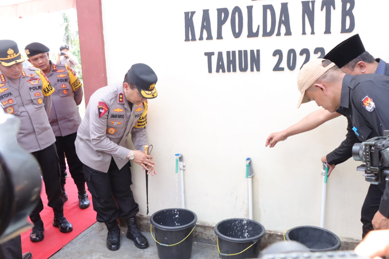 Kapolda NTB Irjen Umar Faroq didampingi Kapolresta Mataram Kombespol Mustofa saat meresmikan sumur bor di Desa Gegelang, Kecamatan Lingsar, Rabu (22/11).