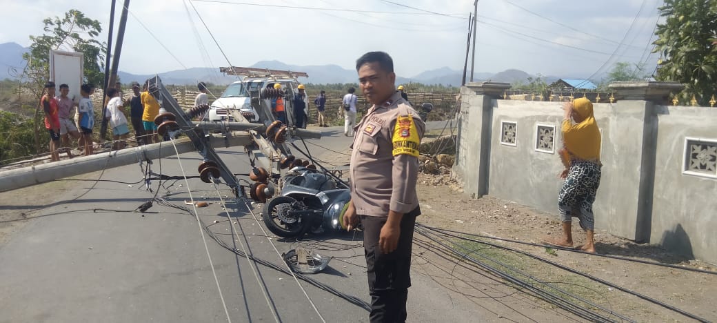 ROBOH: Tiang listrik yang roboh menimpa kendaraan yang ditumpangi dua pelajar di Desa Mbawi, Kecamatan Dompu, Kabupaten Dompu, Selasa (21/11).(POLRES DOMPU FOR LOMBOK POST)