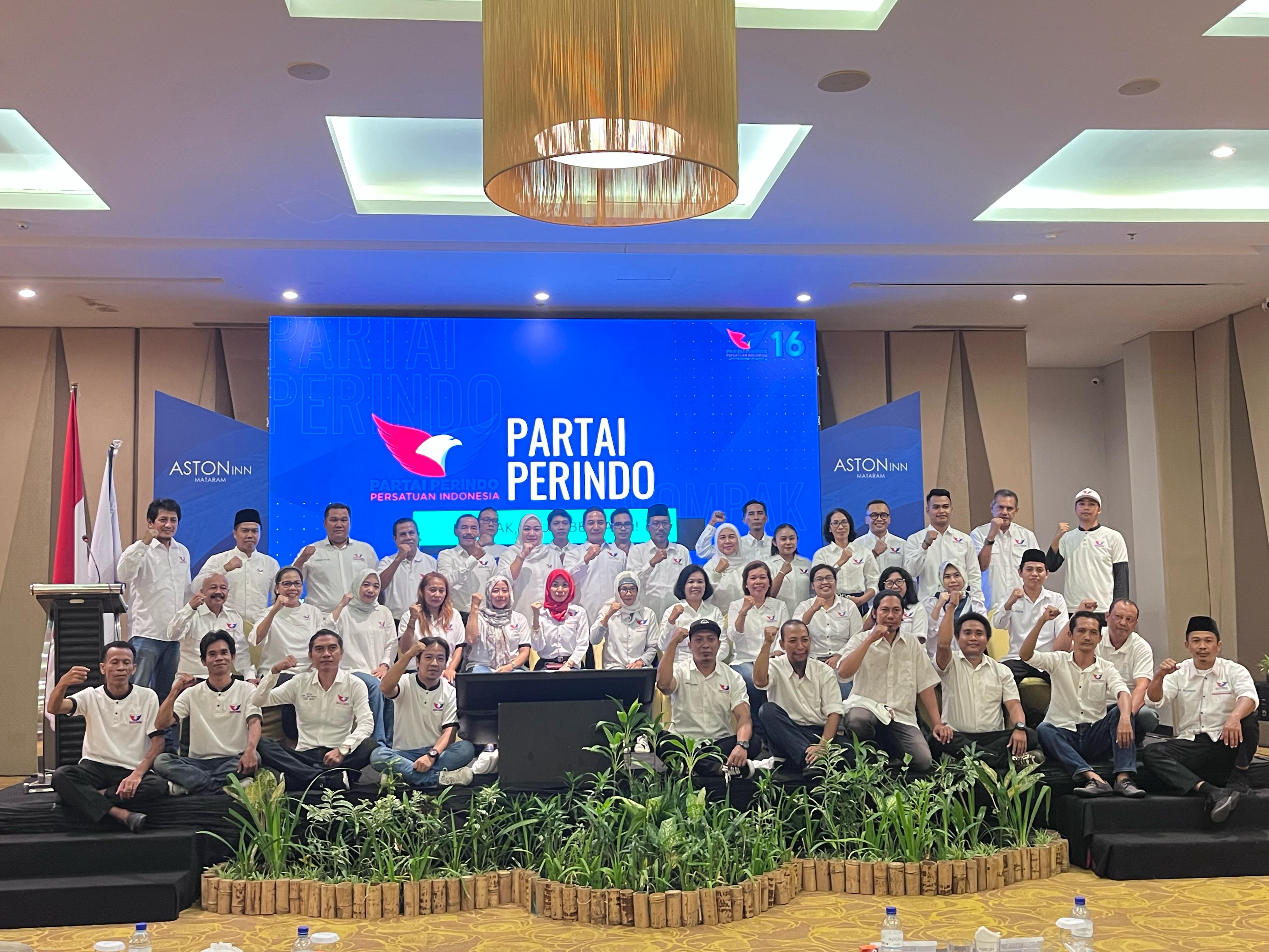 PERINDO MATARAM: Pengurus DPD Perindo Kota Mataram berfoto bersama dalam kegiatan pembekalan Caleg Perindo DPRD Kota Mataram, di Hotel Aston Inn, Kota Mataram, kemarin (22/11).