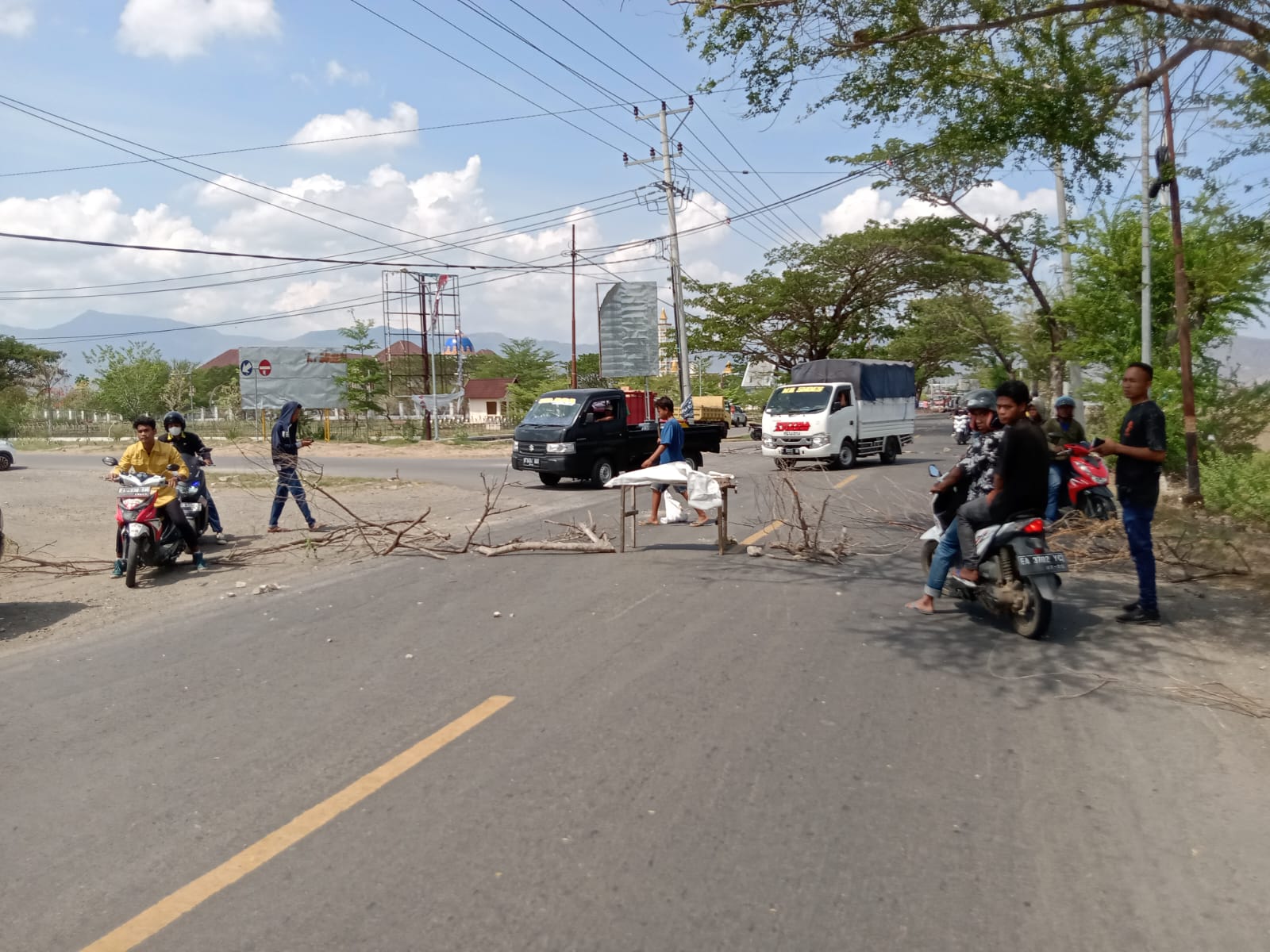 BLOKADE JALAN: Sekelompok pemuda Desa Dadibou, Kecamatan Woha, Kabupaten Bima memblokade jalan depan kantor Bupati Bima, kemarin.(FIRMAN/LOMBOK POST)