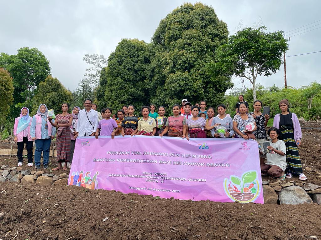Penyerahan bantuan kepada kelompok tani hortikultura di Desa Wewo, Kecamatan Satar Mese, Rabu (22/11).