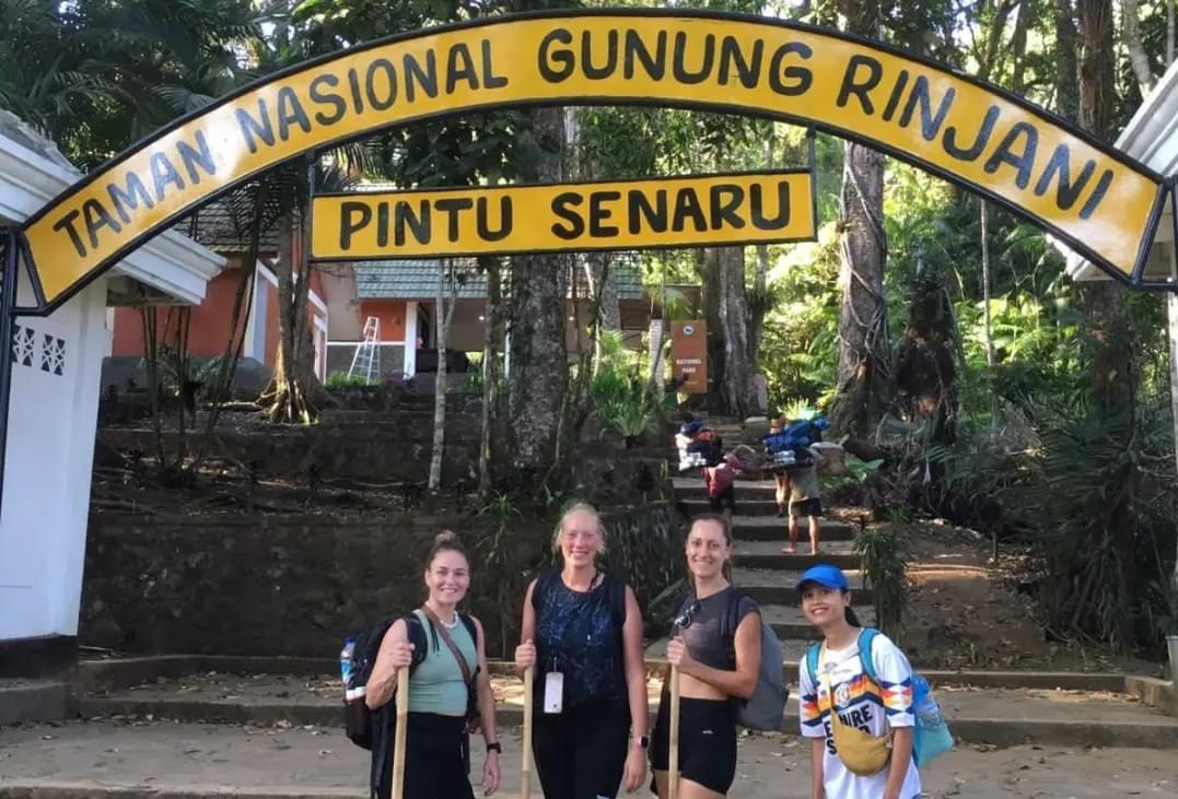 ANTAR TAMU: Seorang guide perempuan mengantarkan wisatawan mancanegara di Pintu Masuk Gunung Rinjani Senaru, Bayan, beberapa waktu lalu.(PEMDES SENARU FOR LOMBOK POST)