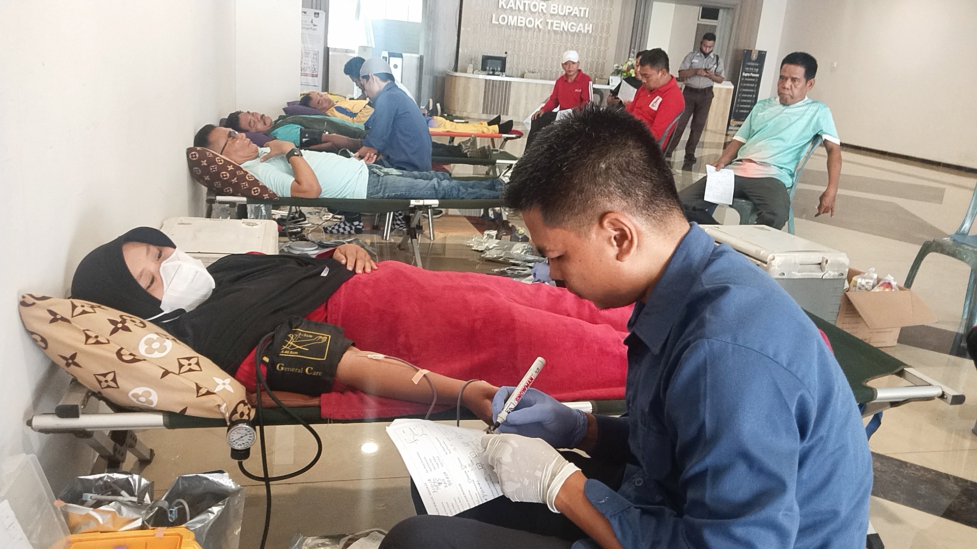 MENYEHATKAN: Suasana donor darah yang diikuti kalangan ASN dan pejabat lingkup Pemkab Loteng di lobi kantor bupati, Jumat (24/11).