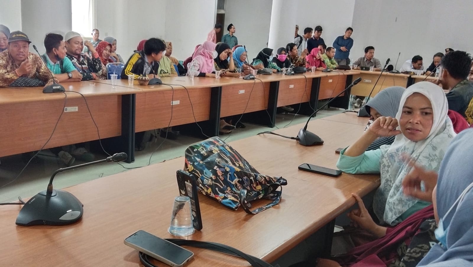 PERJUANGKAN NASIB: Audiensi keempat kalinya Forum Guru Tanpa Penempatan (FGTP) Lombok Tengah (Loteng) ke kantor DPRD Loteng bertemu dengan wakil rakyat dan pemda setempat
