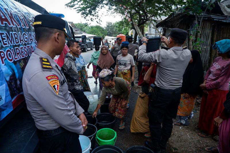 MASIH BERDAMPAK : Awal musim penghujan pendistribusian air masih terus dilakukan kepada masyarakat dampak kekeringan.
