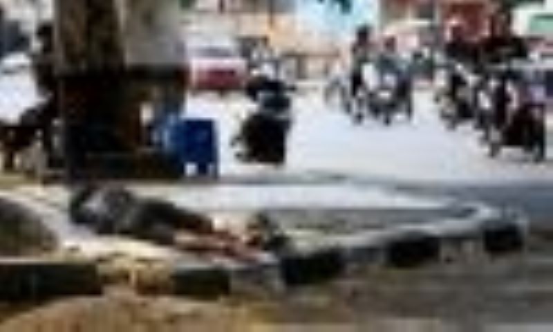 GANGGUAN JIWA : Seorang ODGJ terkapar di trotoar jalan.