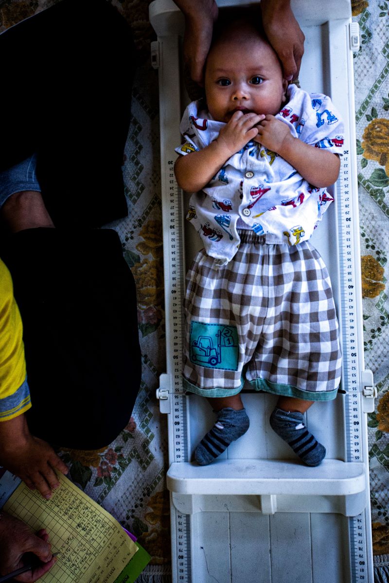 TEKAN STUNTING : Seorang bayi diukur dengan infantome
