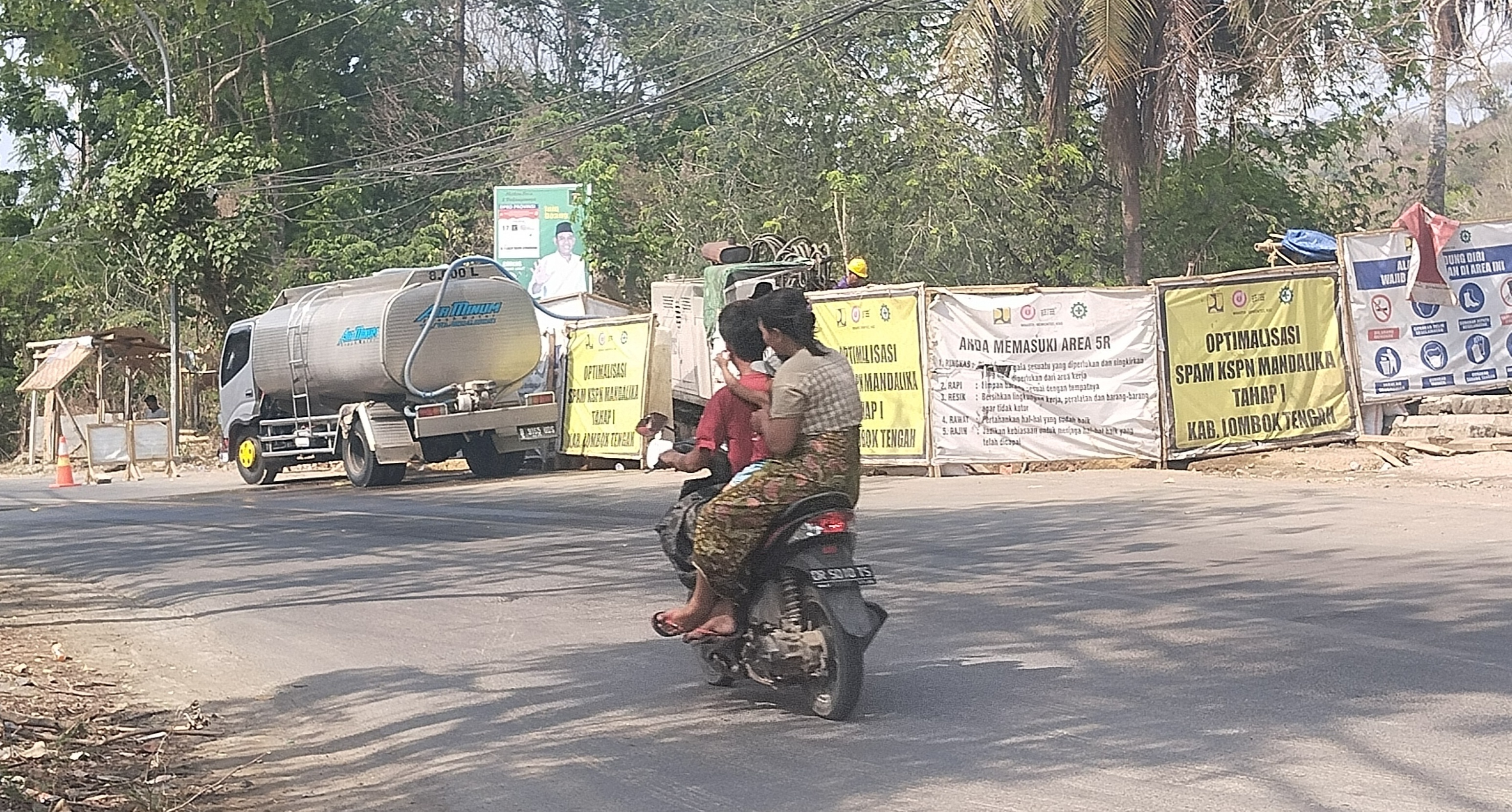 Pengendara motor melintas di depan proyek SPAM Mandalika di jalan raya Kuta, Desa Kuta, Kecamatan Pujut, Loteng, belum lama ini.