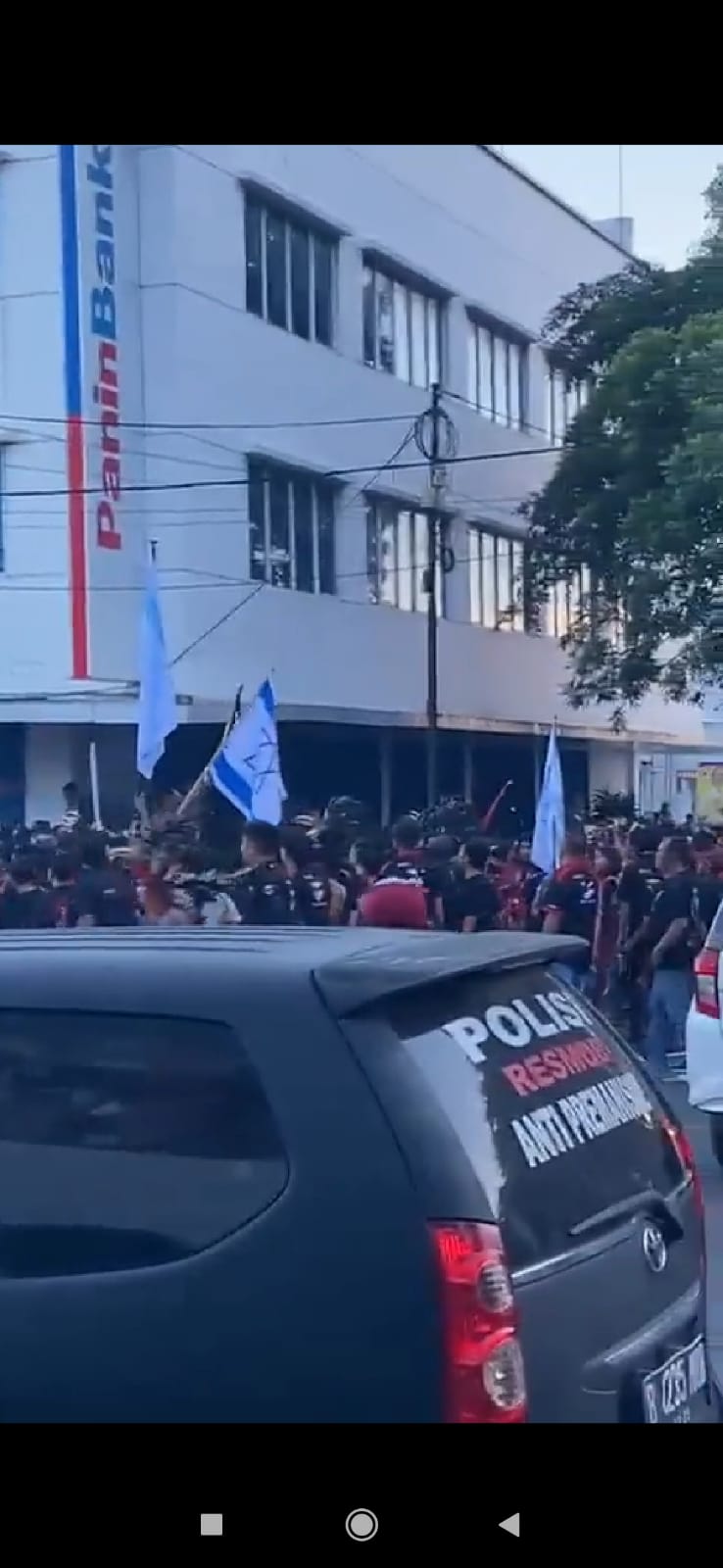 ANARKIS: Kerusuhan yang terjadi di Kota Bitung, Sulawesi Utara pada Sabtu (25/11). (Tangkapan layar Twitter)