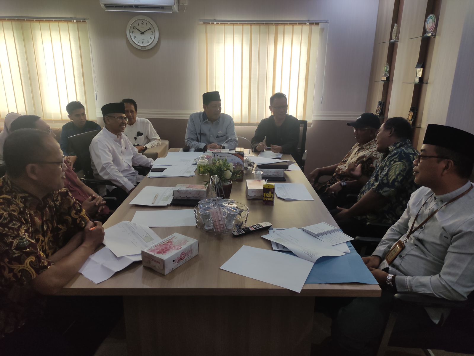 SENYUM: Sekda Kota Mataram Lalu Alwan Basri, Kepala Dinas Tenaga Kerja Rudi Suryawan, dan anggota dewan pengupahan saat sidang membahas UMK, kemarin (24/11).