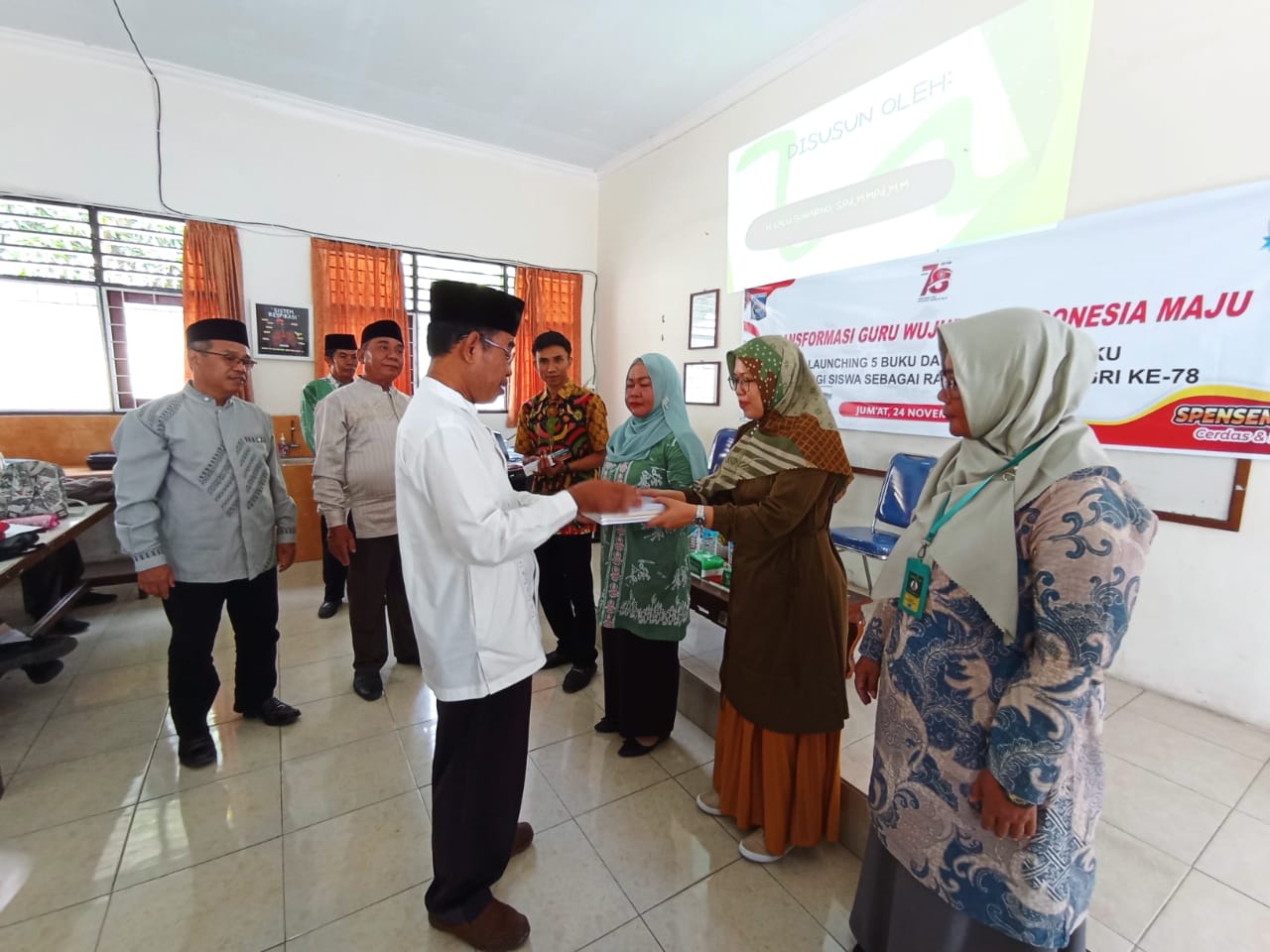 LAUNCHING BUKU: Kabid Dikdas Dinas Pendidikan Kota Mataram Sarapuddin launching buku karya kepala sekolah dan guru di SMPN 9 Mataram (24/11/23).