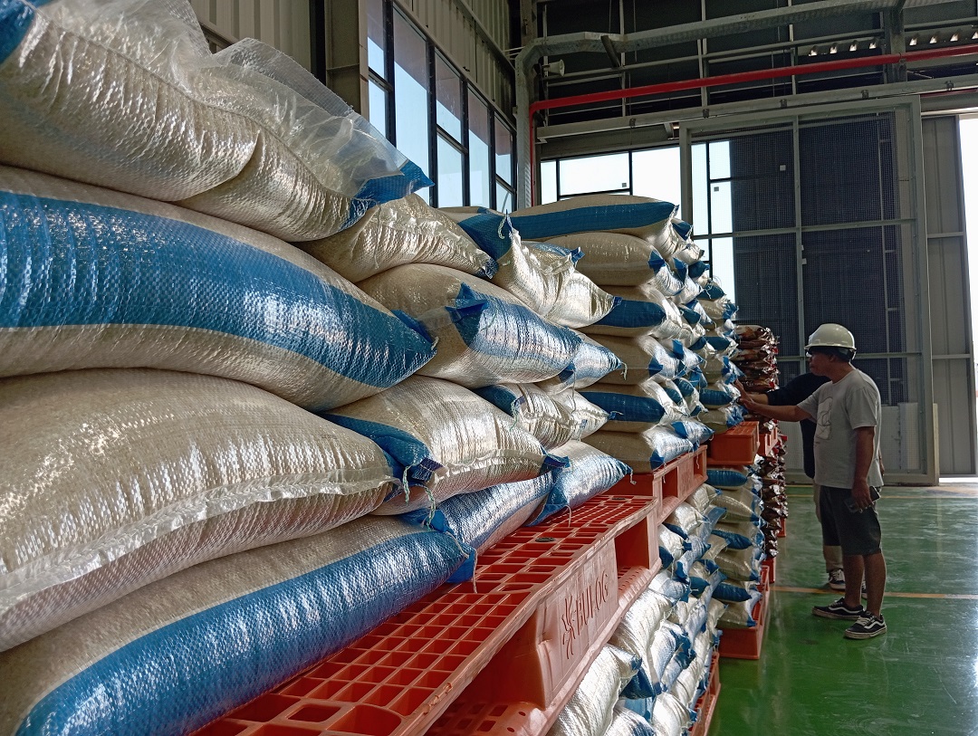 HARGA SEDANG TAK BERSAHABAT: Stok beras yang ada di Gudang MRMP Sumbawa, beberapa waktu lalu.(FERIAL/LOMBOK POST)