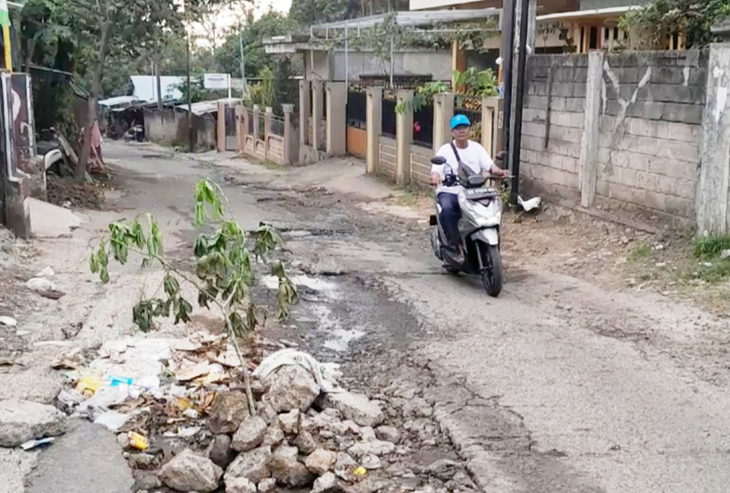 Jalan di Desa Bukit Tinggi, Kecamatan Gunungsari, Lombok Barat, rusak parah akibat dilalui kendaraan pengangkut material proyek Bendungan Meninting.