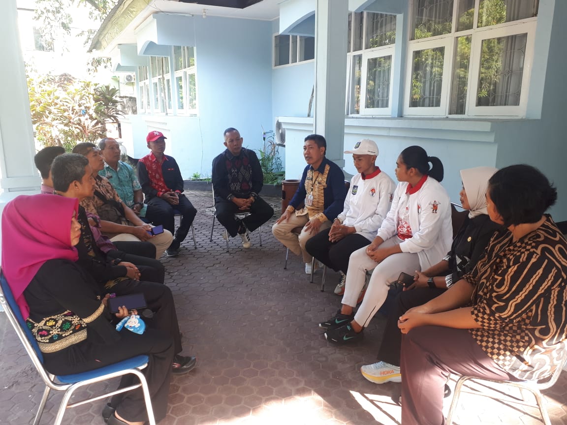 SELAMAT BERTANDING: Dua atlet pelajar NTB saat dilepas Dispora NTB, belum lama ini.(DISPORA NTB FOR LOMBOK POST)